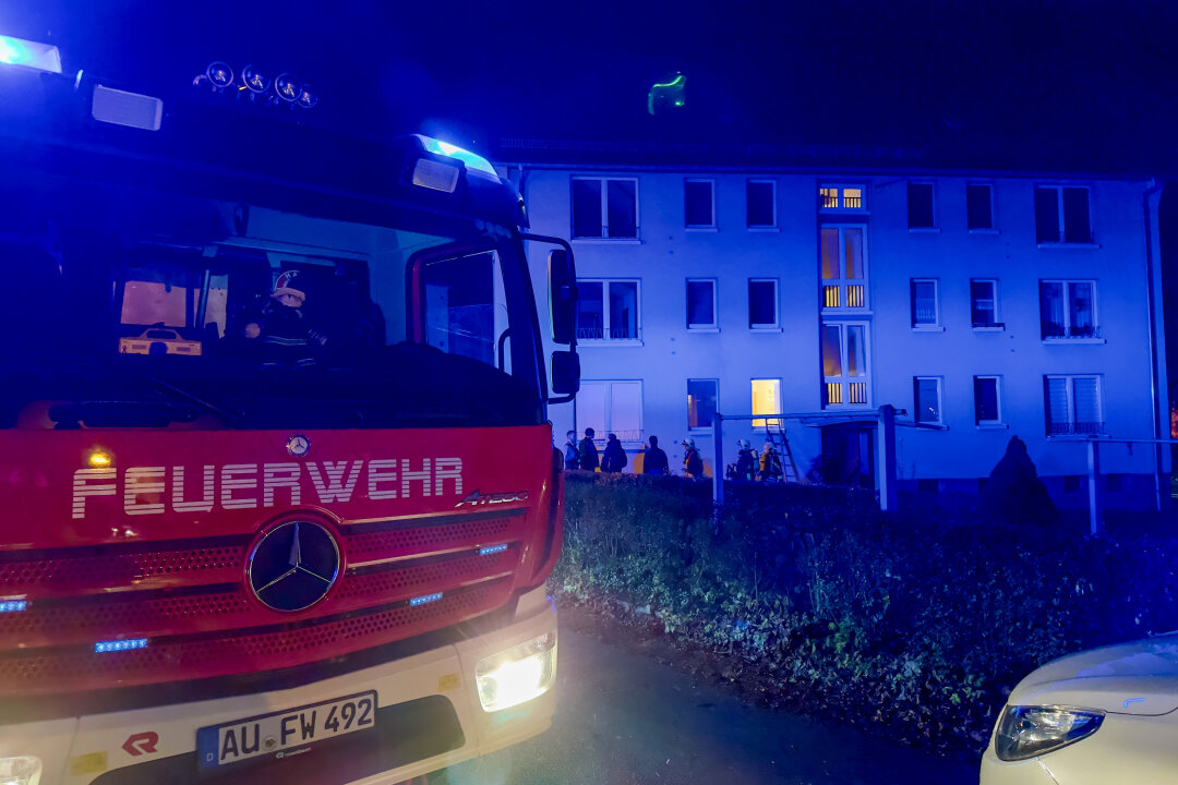Feuerwehreinsatz in Aue: Aufmerksame Nachbarn verhindern Schlimmeres - Feuerwehreinsatz in Aue: Aufmerksame Nachbarn verhindern Schlimmeres.