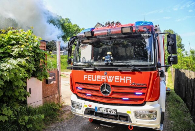 Feuerwehreinsatz in Aue: Bungalow steht in Vollbrand - In Aue stand heute ein Bungalow in Vollbrand. Foto: Niko Mutschmann