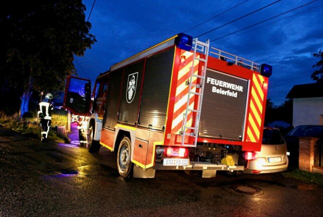 Feuerwehreinsatz in Beierfeld: Strommast verursacht Funkenflug - Ein Strommast schlug massiv Funken. Foto: Daniel Unger