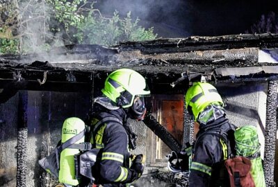 Feuerwehreinsatz in Chemnitz: Gartenlaube brennt aus - Keine Verletzten bei Gartenlaubenbrand Ermittlungen laufen: Was hat den Brand ausgelöst? Foto: Harry Härtel 