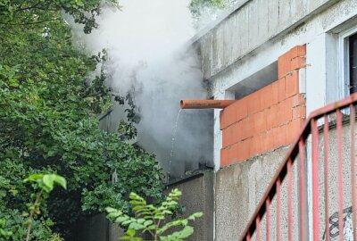 Feuerwehreinsatz in Chemnitz: Unbekannte setzen wohl Gebäude in Brand - Vermutlich hatte Unrat im Inneren des Gebäudes Feuer gefangen. Foto: ChemPic