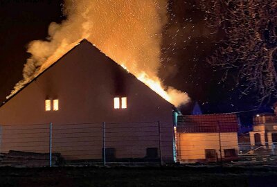Feuerwehreinsatz in Dippoldiswalde: Scheune steht in Flammen - Eine Scheune in Dippoldiswalde steht lichterloh in Flammen. Foto: xcitepress