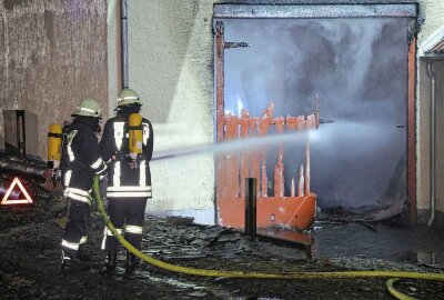 Feuerwehreinsatz in Dippoldiswalde: Scheune steht in Flammen - Eine Scheune in Dippoldiswalde steht lichterloh in Flammen. Foto: Roland Halkasch