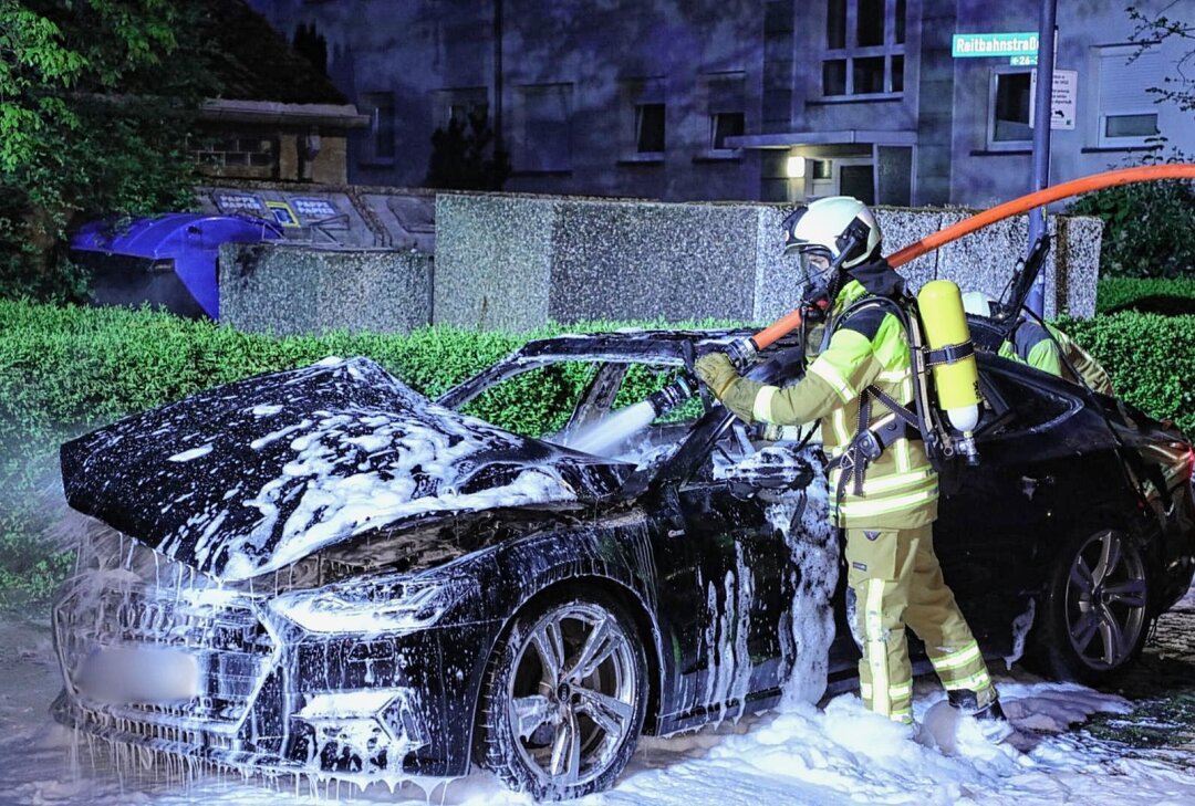 Feuerwehreinsatz in Dresden: Audi A7 steht in Flammen - In den frühen Montagmorgen stand ein Audi A7 in Flammen. Foto: Roland Halkasch
