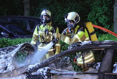 Feuerwehreinsatz in Dresden: Audi A7 steht in Flammen - Einsatzkräfte beim Löschen des Brandes. Foto: Roland Halkasch