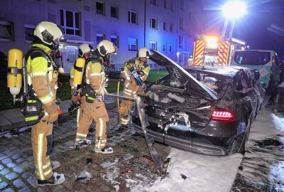 Feuerwehreinsatz in Dresden: Audi A7 steht in Flammen - Einsatzkräfte öffnen den Kofferraum. Foto: Roland Halkasch