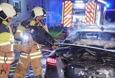 Feuerwehreinsatz in Dresden: Audi A7 steht in Flammen - Brandursache noch unklar. Foto: Roland Halkasch
