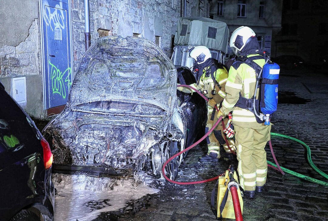 Feuerwehreinsatz in Dresden: PKW brennt vollkommen aus - In Dresden ist am Abend ein Fahrzeug ausgebrannt. Foto: Roland Halkasch