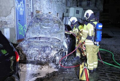 Feuerwehreinsatz in Dresden: PKW brennt vollkommen aus - In Dresden ist am Abend ein Fahrzeug ausgebrannt. Foto: Roland Halkasch