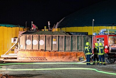 Feuerwehreinsatz in einer Biogasanlage: Spezialfirma im Einsatz - Am Mittwochabend kam es in Kriebstein auf der Waldheimer Straße zu einem Feuerwehreinsatz in einer Biogasanlage. Fotograf: LausitzNews.de