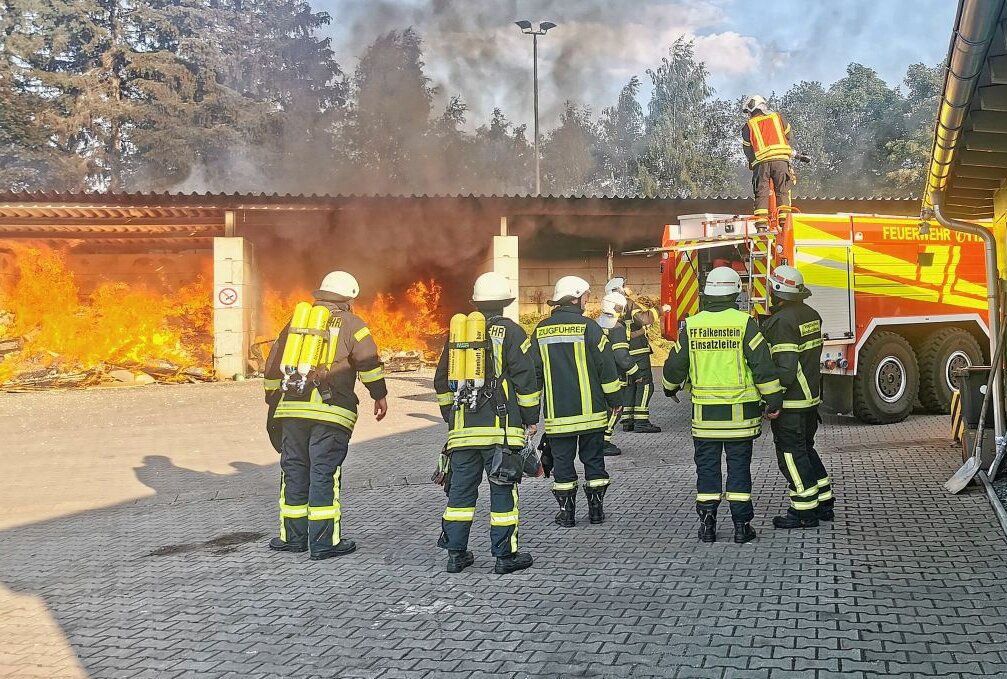 Feuerwehreinsatz in Falkenstein: Brand auf Wertstoffhof - Am Dienstagabend brannte auf dem Wertstoffhof in Falkenstein Müll. Foto: David Rötzschke