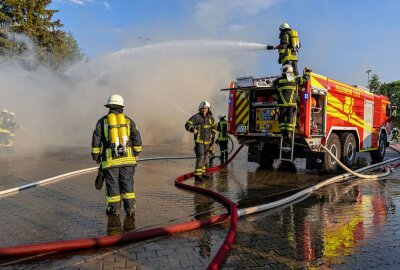 Feuerwehreinsatz in Falkenstein: Brand auf Wertstoffhof - Am Dienstagabend brannte auf dem Wertstoffhof in Falkenstein Müll. Foto: David Rötzschke