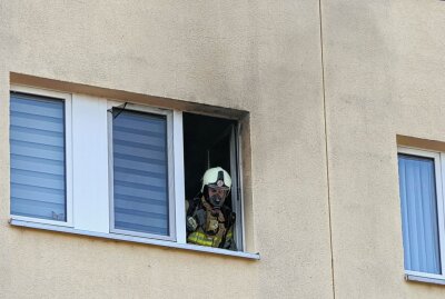 Feuerwehreinsatz in Grimma: Brand in Wohnblock - Am Sonntagnachmittag kam es in Grimma zu einem Brand in einer Wohnung. Foto: Sören Müller