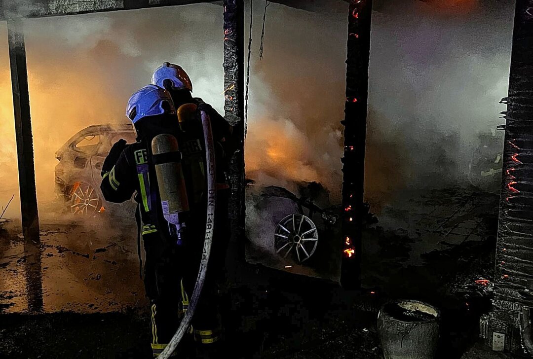 Feuerwehreinsatz in Großsteinberg: Carport und PKW in Flammen - Carport und PKW stehen in Flammen. Foto: Medienportal-Grimma