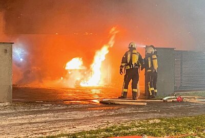 Feuerwehreinsatz in Großsteinberg: Carport und PKW in Flammen - Feuer droht auf Wohnhaus überzugreifen. Foto: Medienportal-Grimma