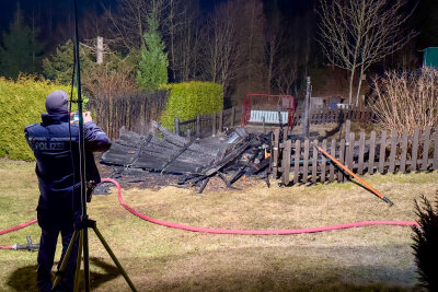 Feuerwehreinsatz in Johanngeorgenstadt: Laube und Wohnung in Flammen - In Johanngeorgenstadt kam es gestern Nacht zu einem Brand in einer Laube und in einer Wohnung.