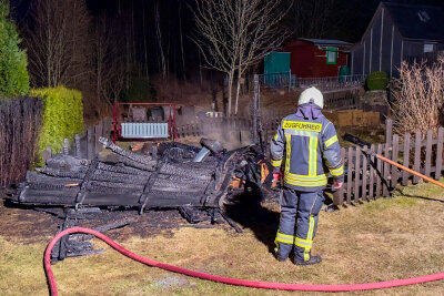 Feuerwehreinsatz in Johanngeorgenstadt: Laube und Wohnung in Flammen - In Johanngeorgenstadt kam es gestern Nacht zu einem Brand in einer Laube und in einer Wohnung.