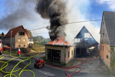 Feuerwehreinsatz in Kleinopitz: Scheune brennt lichterloh -  Laut ersten Informationen unseres Reporters vor Ort soll eine Scheune gebrannt haben. Foto: Roland Halkasch