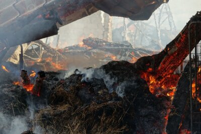 Feuerwehreinsatz in Kleinopitz: Scheune brennt lichterloh -  Laut ersten Informationen unseres Reporters vor Ort soll eine Scheune gebrannt haben. Foto: Roland Halkasch