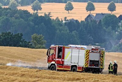Feuerwehreinsatz in Langenchursdorf: Nach Ernte steht Feld in Flammen - Ortsfeuerwehren löschen Feldbrand in Langenchursdorf. Foto: Andreas Kretschel