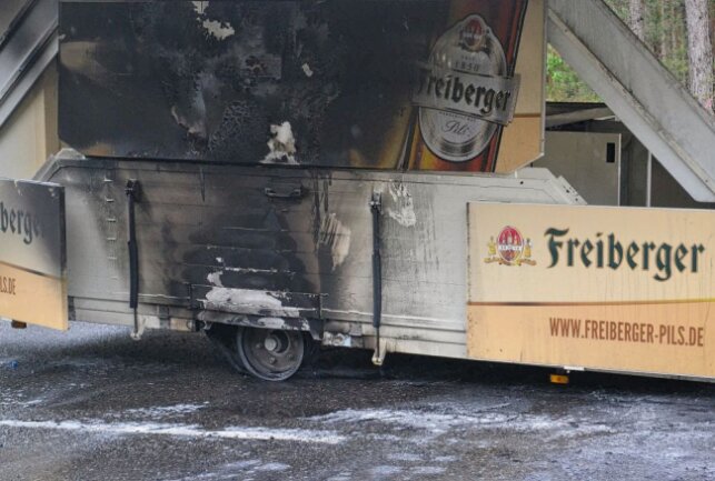 Feuerwehreinsatz in Lohsa: Bierwagen brennt auf der S108 - In Lohsa brannte ein Bierwagen auf der S108. Foto: xcitepress