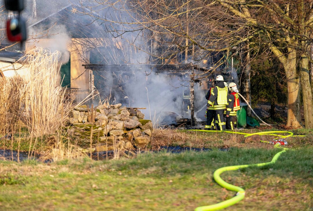 Feuerwehreinsatz in Niederbobritzsch: Carport im Vollbrand - Verletzt wurde niemand. Foto: Marcel Schlenkrich