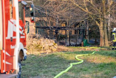 Feuerwehreinsatz in Niederbobritzsch: Carport im Vollbrand - Die Polizei ermittelt die Brandursache. Foto: Marcel Schlenkrich