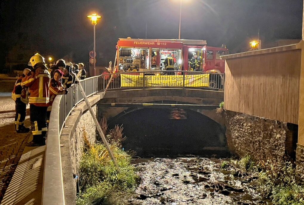 Feuerwehreinsatz in Raschau wegen Ölfilms im Fluss - Der Fluss Große Mittweida war mit einem Ölfilm überzogen. Foto: Daniel Unger