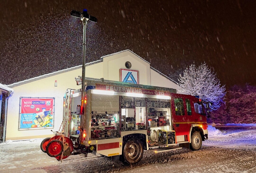 Feuerwehreinsatz in Schneeberg: CO2-Alarm in Einkaufsmarkt ausgelöst - CO2-Alarm in einem Einkaufsmarkt in Schneeberg ausgelöst. Foto: Daniel Unger