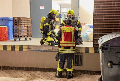 Feuerwehreinsatz in Schneeberg: CO2-Alarm in Einkaufsmarkt ausgelöst - CO2-Alarm in einem Einkaufsmarkt in Schneeberg ausgelöst. Foto: Daniel Unger