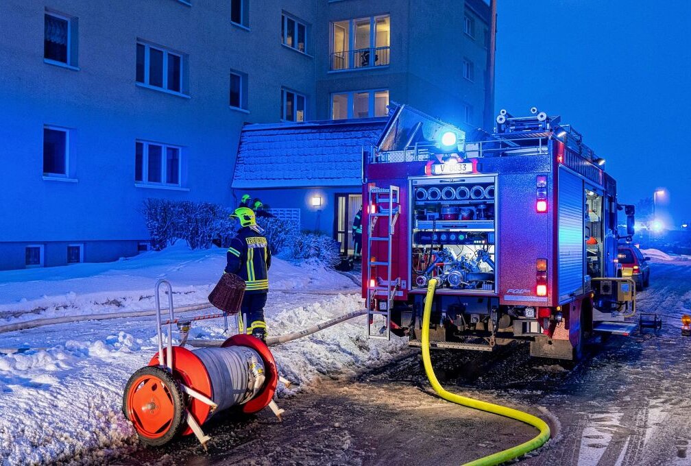 Feuerwehreinsatz in Schönecker Mehrfamilienhaus - In Schöneck sorgte heute brennender Mülleimer für einen Feuerwehreinsatz. Foto: David Rötzschke/B&S