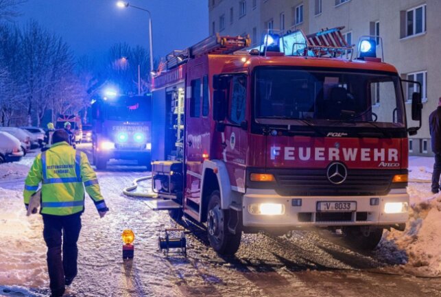 Feuerwehreinsatz in Schönecker Mehrfamilienhaus - In Schöneck sorgte heute brennender Mülleimer für einen Feuerwehreinsatz. Foto: David Rötzschke/B&S