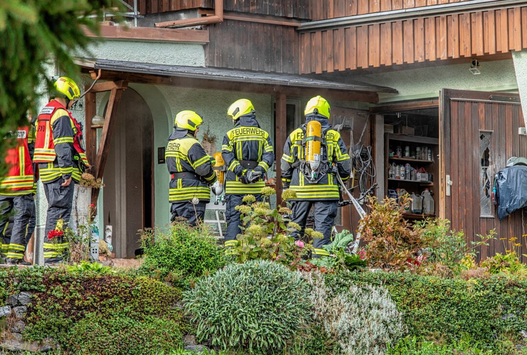Feuerwehreinsatz in Thalheim: E-Bike Akku sorgt für Garagenbrand - In einem Mehrfamilienhaus ist am Freitagnachmittag ein Brand in einer Garage ausgebrochen. Foto: Andre März