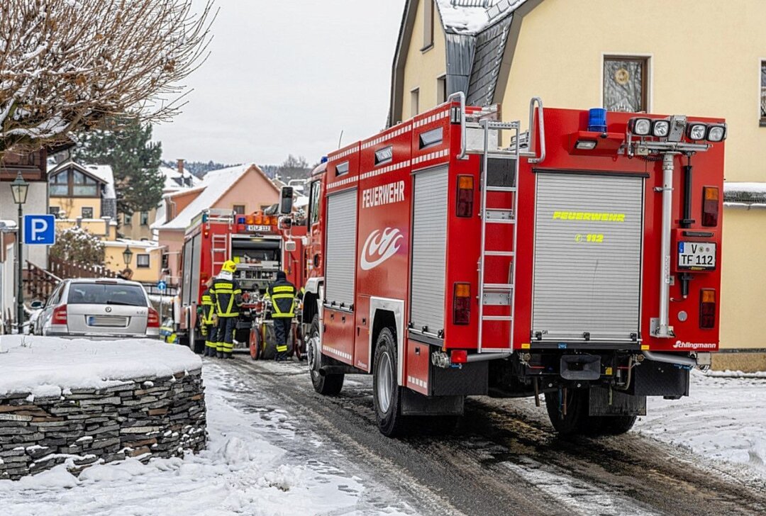 Feuerwehreinsatz in Treuen: Heiße Asche verursacht mutmaßlich  Brand - Feuerwehreinsatz in Treuen. Foto: David Rötzschke