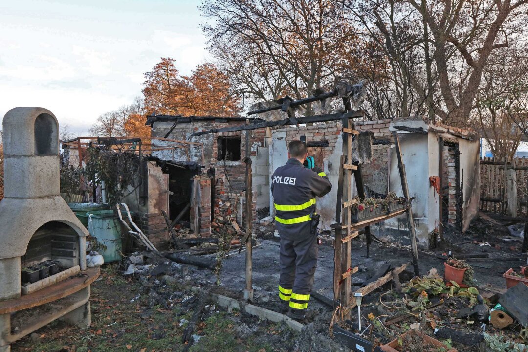 Feuerwehreinsatz in Zwickau: Laube steht in Flammen - Gartenlaube in Zwickau abgebrannt. Foto: Andreas Kretschel