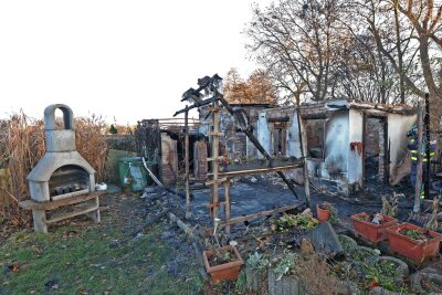 Feuerwehreinsatz in Zwickau: Laube steht in Flammen - Gartenlaube in Zwickau abgebrannt. Foto: Andreas Kretschel