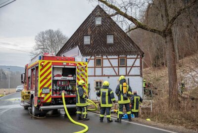 Feuerwehreinsatz nach Schwelbrand in Holzhau - Feuerwehreinsatz nach Schwellbrand in Holzhau. Foto: Marcel Schlenkrich