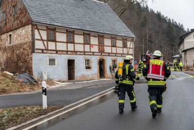 Feuerwehreinsatz nach Schwelbrand in Holzhau - Feuerwehreinsatz nach Schwellbrand in Holzhau. Foto: Marcel Schlenkrich