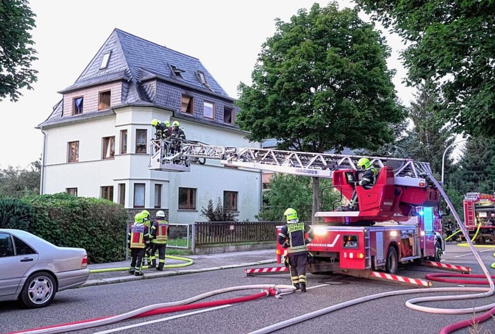 Feuerwehreinsatz: Obergeschoss in Brand - Brand im Obergeschoss. Foto: Harry Härtel