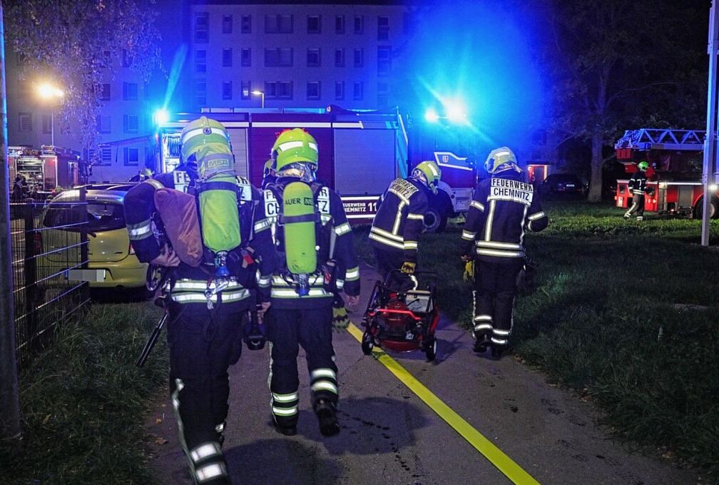 Der Wohnungsbrand in Gablenz rief die Polizei auf den Plan. Foto: Jan Härtel
