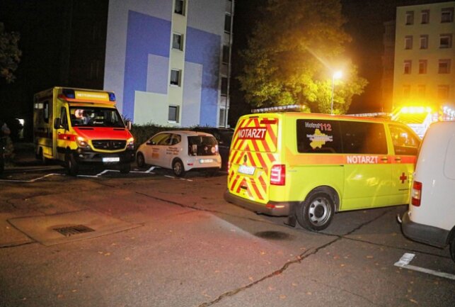 Feuerwehreinsatz: Vier Personen verletzt - Der Wohnungsbrand in Gablenz rief die Polizei auf den Plan. Foto: Jan Härtel
