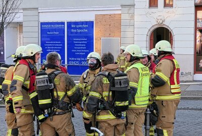 Feuerwehreinsatz während Demonstration: Balkonbrand in Wurzen - In Wurzen geriet aus unbekannter Ursache ein Balkon in Brand. Foto: Sören Müller