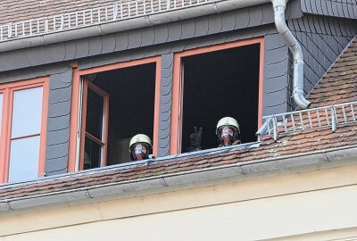 Feuerwehreinsatz während Demonstration: Balkonbrand in Wurzen - In Wurzen geriet aus unbekannter Ursache ein Balkon in Brand. Foto: Sören Müller