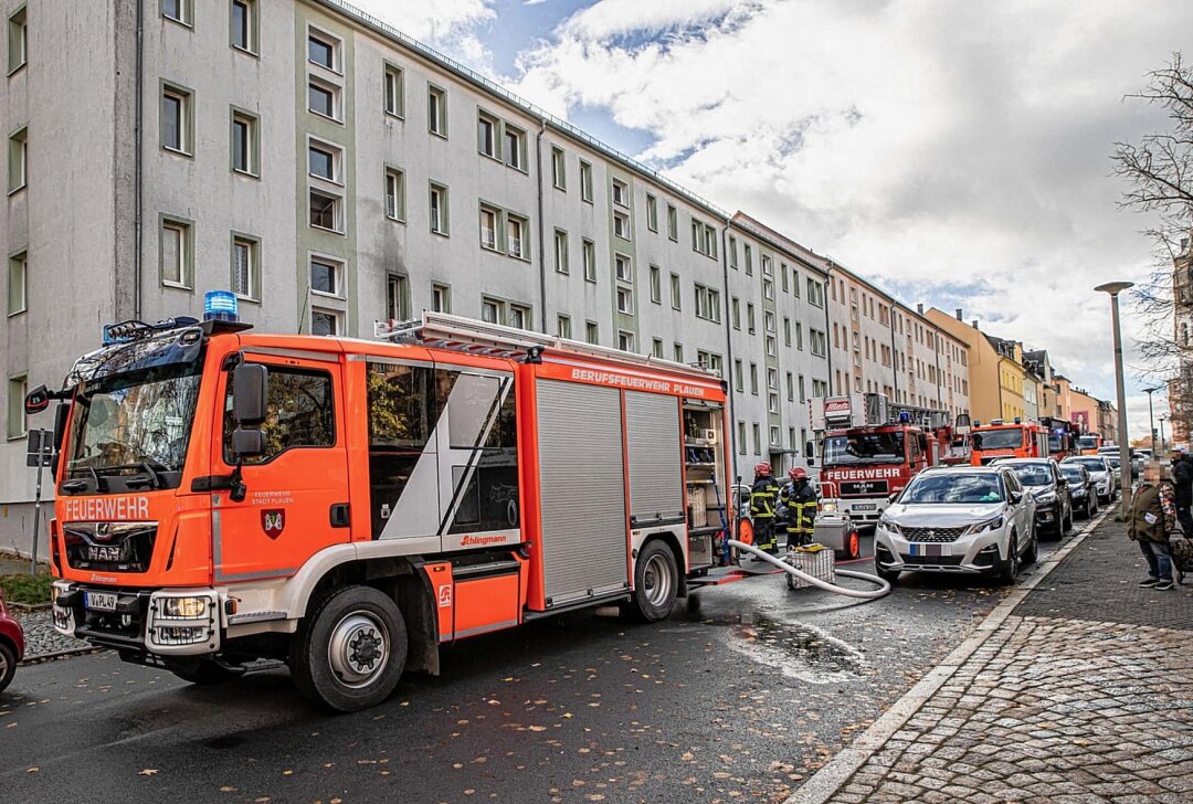 Feuerwehreinsatz wegen Wohnungsbrand in Plauen - Am Montag kam es in Plauen zu einem Wohnungsbrand. Foto: Igor Pastierovic