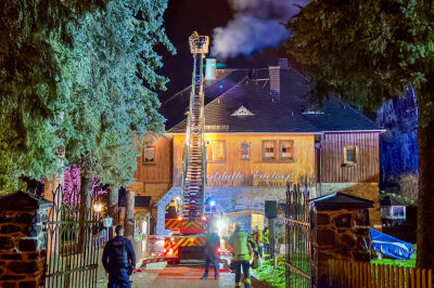 Feuerwehreinsatz zu Schornsteinbrand: Funken schlagen aus Schornstein - 