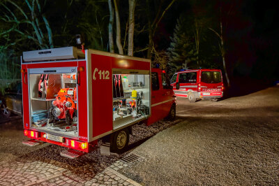 Feuerwehreinsatz zu Schornsteinbrand: Funken schlagen aus Schornstein - 