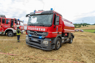 Feuerwehren im Großeinsatz: Mähdrescher und Feld in Flammen - Großeinsatz bei den Feuerwehren. Foto: André März
