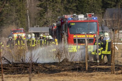 Feuerwehren in Elterlein im Einsatz: Wiesenbrand auf Pferderanch - In Elterlein kam es heute zu einem Wiesenbrand.