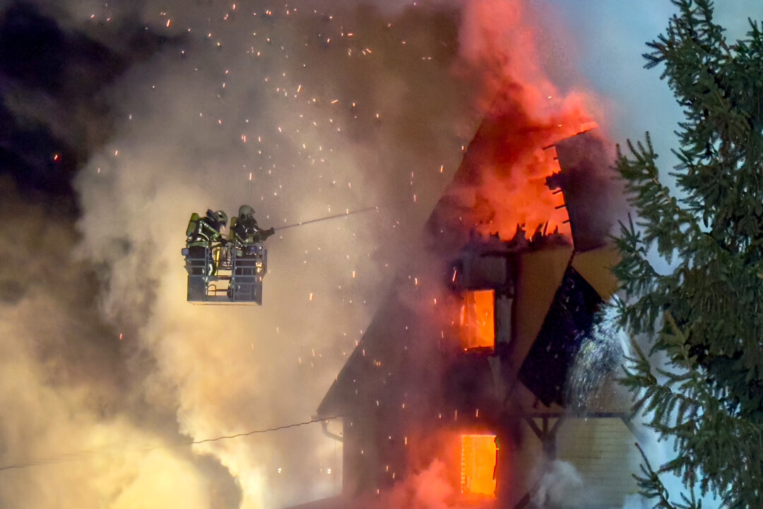 Feuerwehren kämpfen gegen Flammeninferno in Zschorlau - 