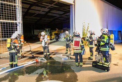 Feuerwehren proben den Ernstfall: Lagerhallenbrand simuliert - Die Kameraden und Kameradinnen der Freiwillige Feuerwehr Oelsnitz im Erzgebirge haben am Montagabend den Ernstfall geprobt. Foto: Andre März